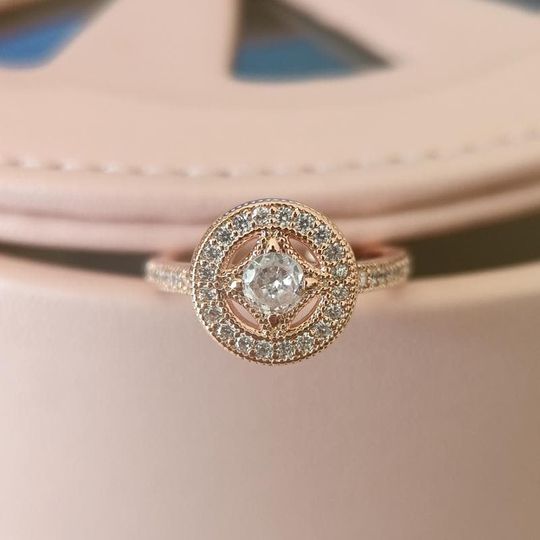 Discover Elegant Vintage Circle Ring