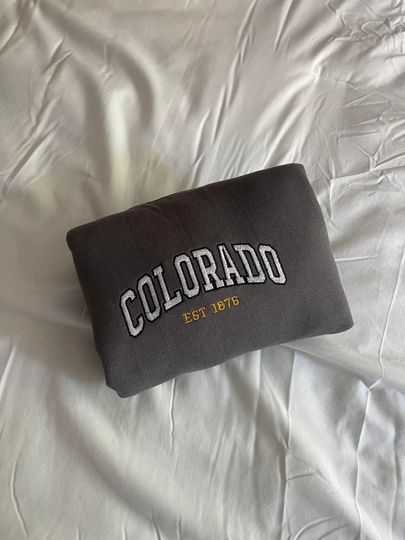 Discover Vintage Colorado Embroidered Sweatshirt