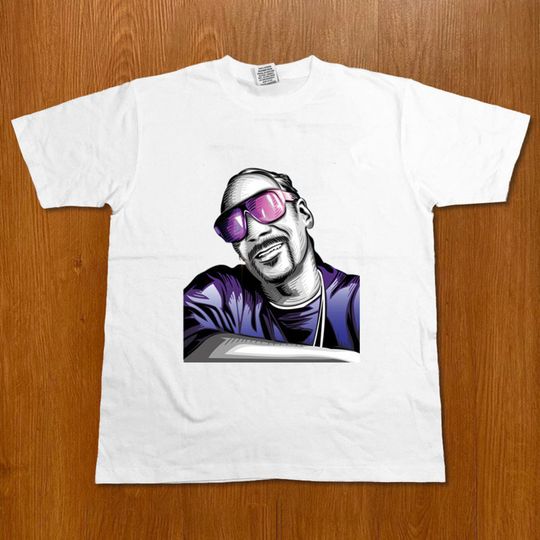 Discover Vintage Men's Snoop Dogg T-Shirt