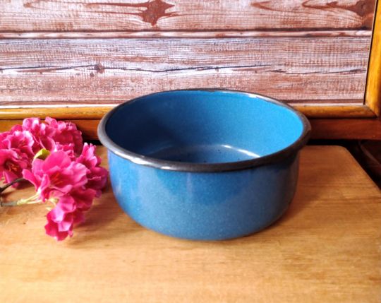Discover Vintage blue kitchen bowl, Blue enamelware, Enamel bowl vintage, Rustic Kitchen Decor