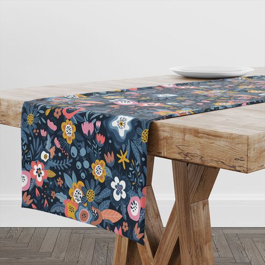 Discover Table Runner Beautiful Bouquet
