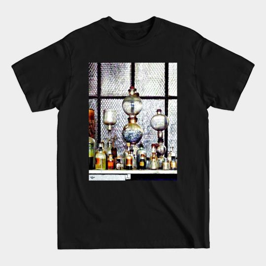 Discover Chemists - Laboratory Glassware - Chemist - T-Shirt