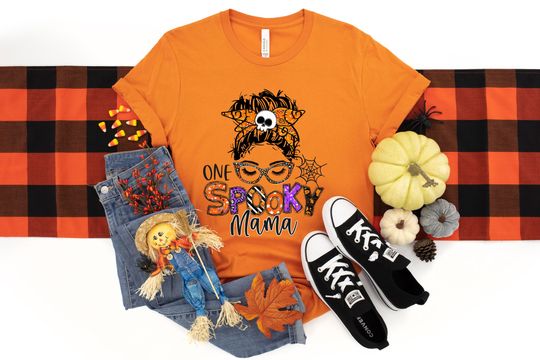 Discover T-shirt para Homem e Mulher One Spooky Mama Halloween