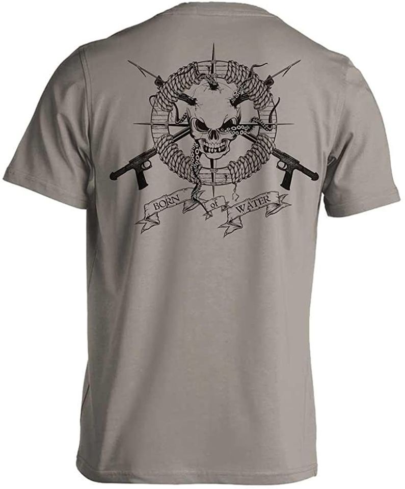 Discover T-shirt de Homem com Crânio Grande nas Costas e Símbolo no Peito