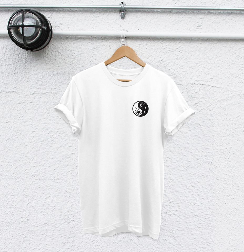 Discover T-Shirt Camiseta Manga Curta Para Homem Mulher Criança Lua e Estrelas em Bolso